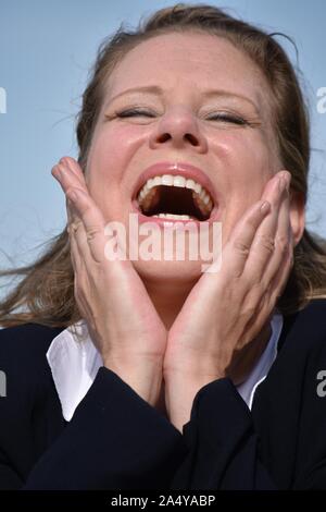 Une blonde adultes Business Woman Laughing Banque D'Images