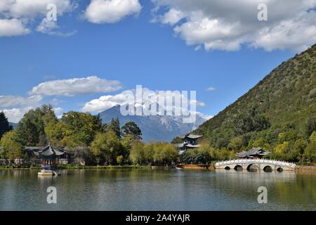 Black Dragon Lagoon à Lijiang, une ville dans la province du Yunnan en Chine est un célèbre étang dans le scenic Jade Spring Park. La neige du Dragon de Jade Banque D'Images