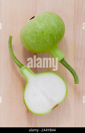 Moitié gourde bouteille calabash gourd ,fleur,gourd sur sol en bois Banque D'Images