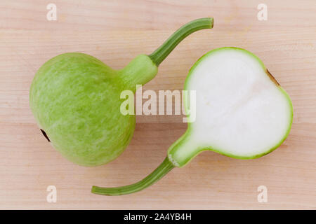 Moitié gourde bouteille calabash gourd ,fleur,gourd sur sol en bois Banque D'Images