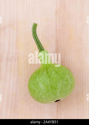 Moitié gourde bouteille calabash gourd ,fleur,gourd sur sol en bois Banque D'Images