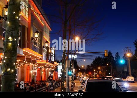 Tourné à l'extérieur du restaurant Browns socialhouse de nuit à Coquitlam, BC Canada Banque D'Images