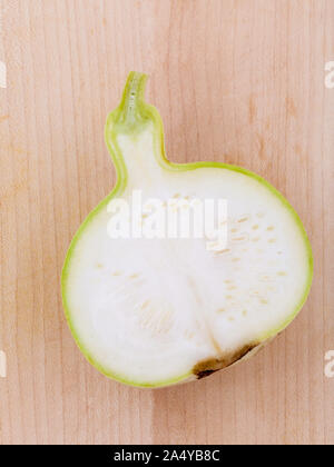 Moitié gourde bouteille calabash gourd ,fleur,gourd sur sol en bois Banque D'Images