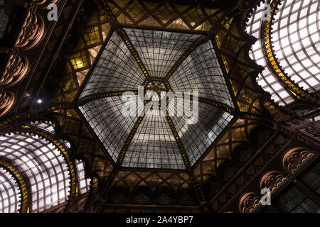 Détail du plafond de la Parisi passage dans Budapest, Hungary Banque D'Images