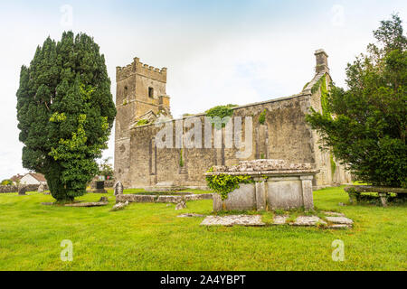 Une tombe en face de St John the Baptist Church, en Headford, comté de Galway, Irlande. Banque D'Images