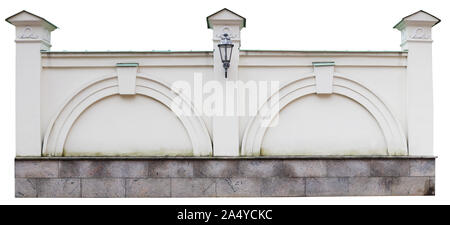 Mur de pierre blanche longue plâtrés de parc public fait dans le style rétro . Isolated on white outdoor objet urbain Banque D'Images