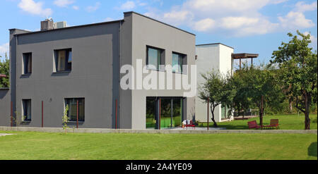 VILNIUS, LITUANIE - le 18 août 2019 : La nouvelle norme moderne maisons modulaires avec appartements à faible coût et le jardin de triage pour les jeunes familles. C'est le Banque D'Images