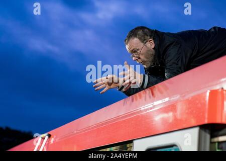 Londres, Royaume-Uni. 17 Oct, 2019. Les membres du Climate Action Chrétienne inc Père Martin Newell (52) Birmingham, prêtre de grimper sur le toit d'un train à Shadwell DLR station au cours de l'extinction des manifestations de rébellion dans le centre de Londres, au Royaume-Uni. Crédit : Vladimir Morozov/Alamy Live News Banque D'Images