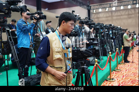 Wuhan, province du Hubei en Chine. 17 Oct, 2019. Les journalistes assistent à une conférence de presse marquant l'un compte à rebours du 7e Jeux Mondiaux Militaires du CISM à Wuhan, capitale de la province du Hubei en Chine centrale, le 17 octobre 2019. Credit : Wang Dongzhen/Xinhua/Alamy Live News Banque D'Images