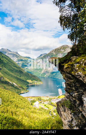 Belle vue paysage aérien village Geiranger fjord, port et en More og Romsdal comté en Norvège. Banque D'Images