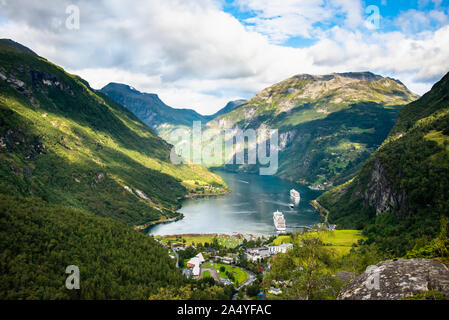 Belle vue paysage aérien village Geiranger fjord, port et en More og Romsdal comté en Norvège. Banque D'Images