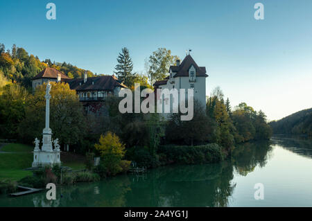 Ancien château sur le fleuve de l'inn au matin en automne Banque D'Images