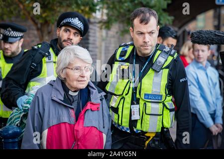 Londres, Royaume-Uni. 17 Oct, 2019. Membre du Climate Action Chrétienne - Rev. Sue Parfitt (77) de Bristol, arrêté après avoir grimpé sur le toit d'un train à Shadwell DLR station au cours de l'extinction des manifestations de rébellion dans le centre de Londres, au Royaume-Uni. Crédit : Vladimir Morozov/Alamy Live News Banque D'Images