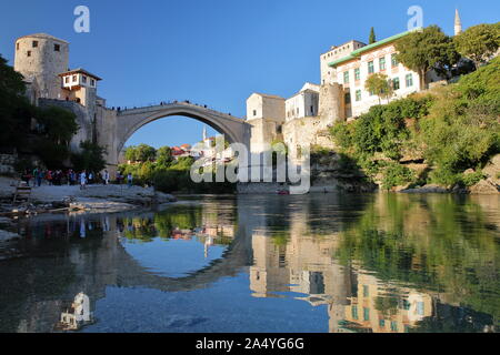 MOSTAR, Bosnie-herzégovine - 20 septembre 2019 : réflexions du Vieux pont (Stari Most), vue des rives de la rivière Neretva Banque D'Images