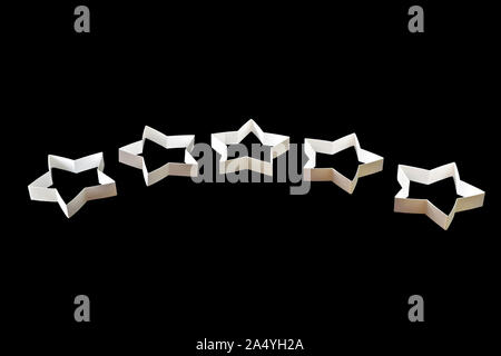 Star, fait main à partir de cartons, le concept d'une évaluation négative ou positive, commentaires et rétroaction, isolé sur fond noir Banque D'Images