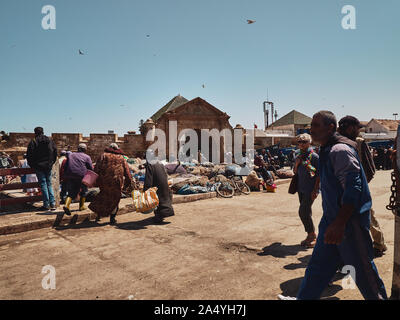 Les Autochtones et les touristes marcher sur le marché aux poissons près de Bab El Marsa à Essaouira, Maroc ville Banque D'Images