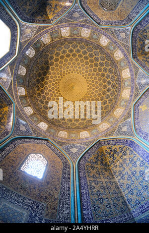 Isfahan, IRAN - 1 mai 2019 : Vue de l'intérieur de la mosquée de Sheikh Lotfollah dome, situé sur la place de Naqsh-i Jahan Banque D'Images