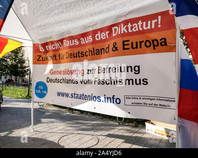 Septembre 19, 2019, Munich, Bavière, Allemagne : la Verfassungsschutz-surveillés (services secrets) Reichsbuerger (citoyen souverain) groupe Staatenlos.Info a tenu un rassemblement à Munich la Pasinger Rathaus (hôtel de ville) du 19 septembre dernier. Selon la documentation, le groupe rejette la légitimité du gouvernement allemand et croit que la Constitution de Weimar de 1919 est toujours en vigueur. Reichsbuerger Selbstverwalter et sont associés à l'extrême-droite du spectre. (Crédit Image : © Sachelle Babbar/Zuma sur le fil) Banque D'Images