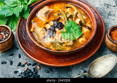 Soupe d'hiver avec de la viande et les haricots noirs Banque D'Images