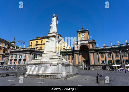L'Italie, Campanie, Naples, Dante square, Foro Carolino et sculpture de Dante Alighieri Banque D'Images