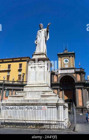 L'Italie, Campanie, Naples, Dante square, Foro Carolino et sculpture de Dante Alighieri Banque D'Images