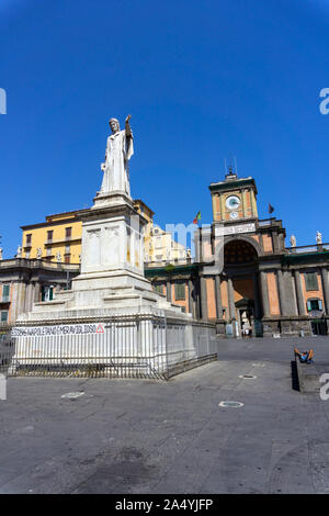 L'Italie, Campanie, Naples, Dante square, Foro Carolino et sculpture de Dante Alighieri Banque D'Images