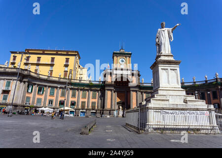 L'Italie, Campanie, Naples, Dante square, Foro Carolino et sculpture de Dante Alighieri Banque D'Images