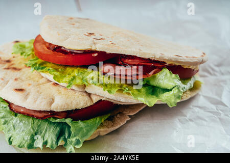 Bacon, laitue et tomates Pitta Banque D'Images