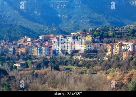 Voir d'Esparreguera ville près de la montagne de Montserrat en Catalogne Banque D'Images