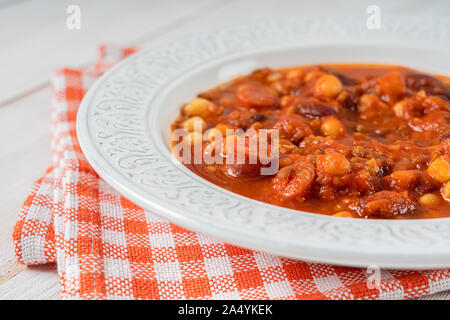Ragoût de haricots rouges au chorizo, pois chiches et la sauce tomate Banque D'Images
