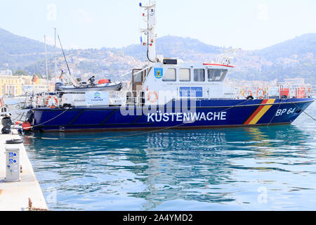 La ville de Samos, l'île de Samos, Grèce / 9/26/2019. Bateau de patrouille à la frontière de l' 'Börde Police fédérale allemande dans le port de Samos / Grèce au cours d'une m Frontex Banque D'Images