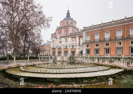 Cascade et Palais Royal d'Aranjuez du jardin de l'île. Aranjuez, Madrid Banque D'Images