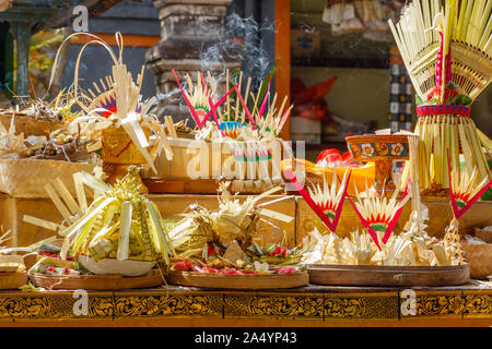 Balinais traditionnel offrant à un temple de la famille (Sanggah Kemulan Rong) pendant la cérémonie religieuse hindoue. L'île de Bali, Indonésie Banque D'Images