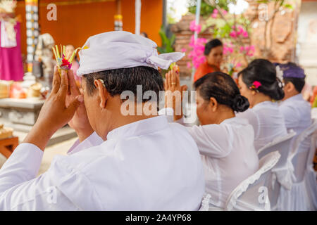 Au cours de la prière hindoue balinaise cérémonie religieuse au temple de la famille (Sanggah). Bali, Indonésie. Banque D'Images