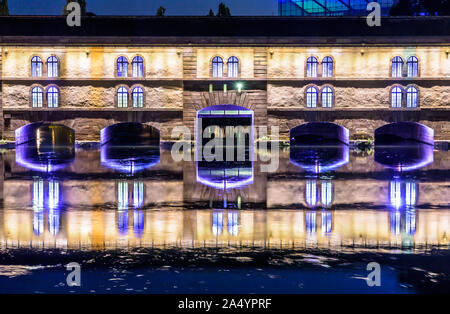 Vue avant de l'Barrage Vauban illuminée la nuit à Strasbourg, en France, un travail défensif sur l'Ill dans le quartier historique de la Petite France. Banque D'Images