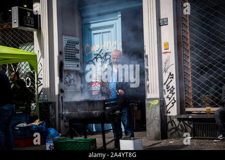 Un homme des barbecues de viande sur Oranienstrasse pour le premier mai 2019 à Berlin, Allemagne Banque D'Images