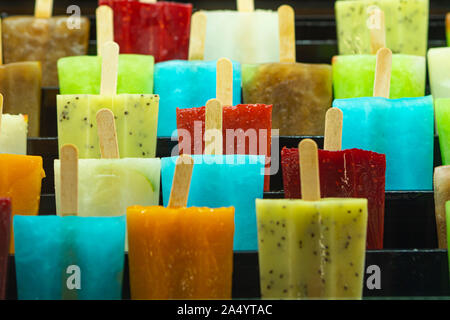 Sucettes glacées de couleur dans un magasin de crème glacée Banque D'Images