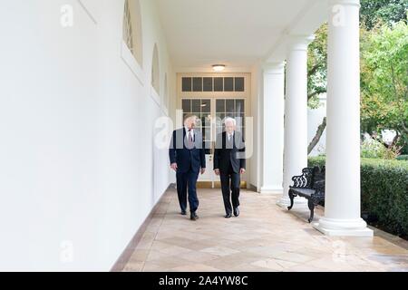 Washington, États-Unis d'Amérique. 16 octobre, 2019. Président américain Donald Trump, gauche, marche avec le président italien Sergio Mattarella, droite, le long de la colonnade ouest de la Maison Blanche le 16 octobre 2019 à Washington, DC. Credit : Shealah Craighead/White House Photo/Alamy Live News Banque D'Images