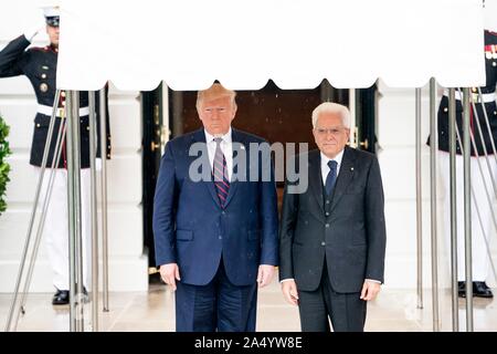 Washington, États-Unis d'Amérique. 16 octobre, 2019. Président américain Donald Trump, gauche, se félicite le président italien Sergio Mattarella sur l'arrivée à l'portique sud de la Maison Blanche le 16 octobre 2019 à Washington, DC. Credit : Joyce Boghosian/White House Photo/Alamy Live News Banque D'Images