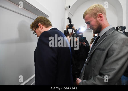 Prague, République tchèque. 17 Oct, 2019. Le tribunal de district de Prague 1 traite de deux touristes allemands qui ont endommagé une 14e siècle le Pont Charles à Prague par pulvérisation en juillet, ils se sont plaints de phrase précédente, Prague, République tchèque le vendredi 17 octobre, 2019. Credit : Michal Kamaryt/CTK Photo/Alamy Live News Banque D'Images