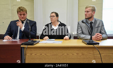 Prague, République tchèque. 17 Oct, 2019. Le tribunal de district de Prague 1 traite de deux touristes allemands qui ont endommagé une 14e siècle le Pont Charles à Prague par pulvérisation en juillet, ils se sont plaints de phrase précédente, Prague, République tchèque le vendredi 17 octobre, 2019. Credit : Michal Kamaryt/CTK Photo/Alamy Live News Banque D'Images