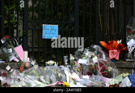 Décembre 7th, 2017 - Marnes La Coquette Johnny Hallyday est mort à 74 ans le 6 décembre à son domicile de Marnes La Coquette, le lendemain de fans et médias sont toujours à l'extérieur de sa chambre pour rendre hommage à la chanteuse. Banque D'Images