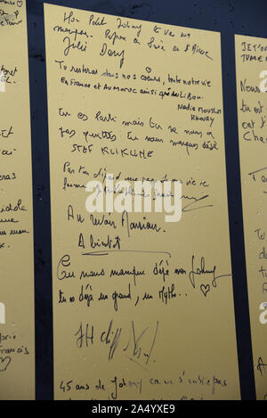 Décembre 7th, 2017 - Marnes La Coquette Johnny Hallyday est mort à 74 ans le 6 décembre à son domicile de Marnes La Coquette, le lendemain de fans et médias sont toujours à l'extérieur de sa chambre pour rendre hommage à la chanteuse. Banque D'Images