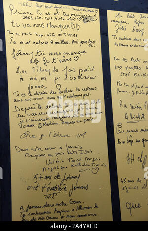 Décembre 7th, 2017 - Marnes La Coquette Johnny Hallyday est mort à 74 ans le 6 décembre à son domicile de Marnes La Coquette, le lendemain de fans et médias sont toujours à l'extérieur de sa chambre pour rendre hommage à la chanteuse. Banque D'Images