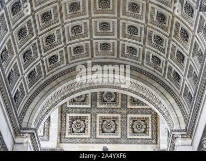 Les détails architecturaux et façade de l'Arc de Triomphe à Paris (Arc de Triomphe). Construit entre 1806 et 1836 par ordre de Napoléon Bonaparte à pers Banque D'Images