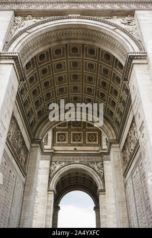 Les détails architecturaux et façade de l'Arc de Triomphe à Paris (Arc de Triomphe). Construit entre 1806 et 1836 par ordre de Napoléon Bonaparte à pers Banque D'Images