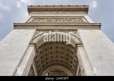 Les détails architecturaux et façade de l'Arc de Triomphe à Paris (Arc de Triomphe). Construit entre 1806 et 1836 par ordre de Napoléon Bonaparte à pers Banque D'Images