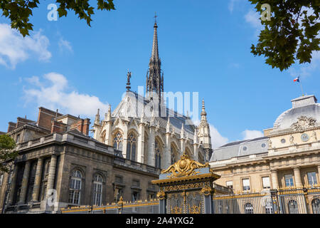 Vue extérieure de la sainte chapelle (Sainte Chapelle) à Paris, France. Royal gothique église médiévale situé dans le centre de Paris et l'un des plus f Banque D'Images