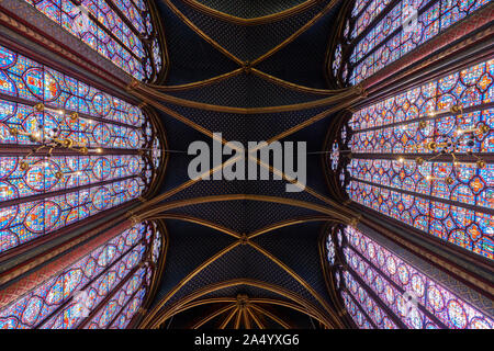 Vue de l'intérieur et les détails du vitrail de la Sainte Chapelle (Sainte Chapelle) à Paris, France. Royal gothique église médiévale situé dans le cent Banque D'Images