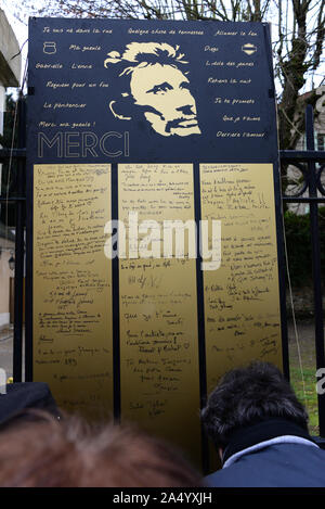 Décembre 7th, 2017 - Marnes La Coquette Johnny Hallyday est mort à 74 ans le 6 décembre à son domicile de Marnes La Coquette, le lendemain de fans et médias sont toujours à l'extérieur de sa chambre pour rendre hommage à la chanteuse. Banque D'Images